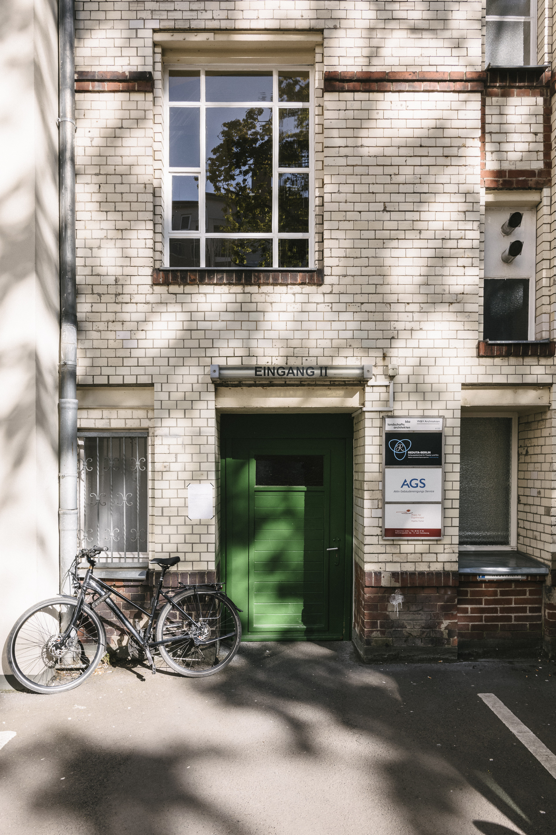 Foto des Eingangs zum Büro von W&V Architekten in der Gneisenaustraße mit Beschilderung