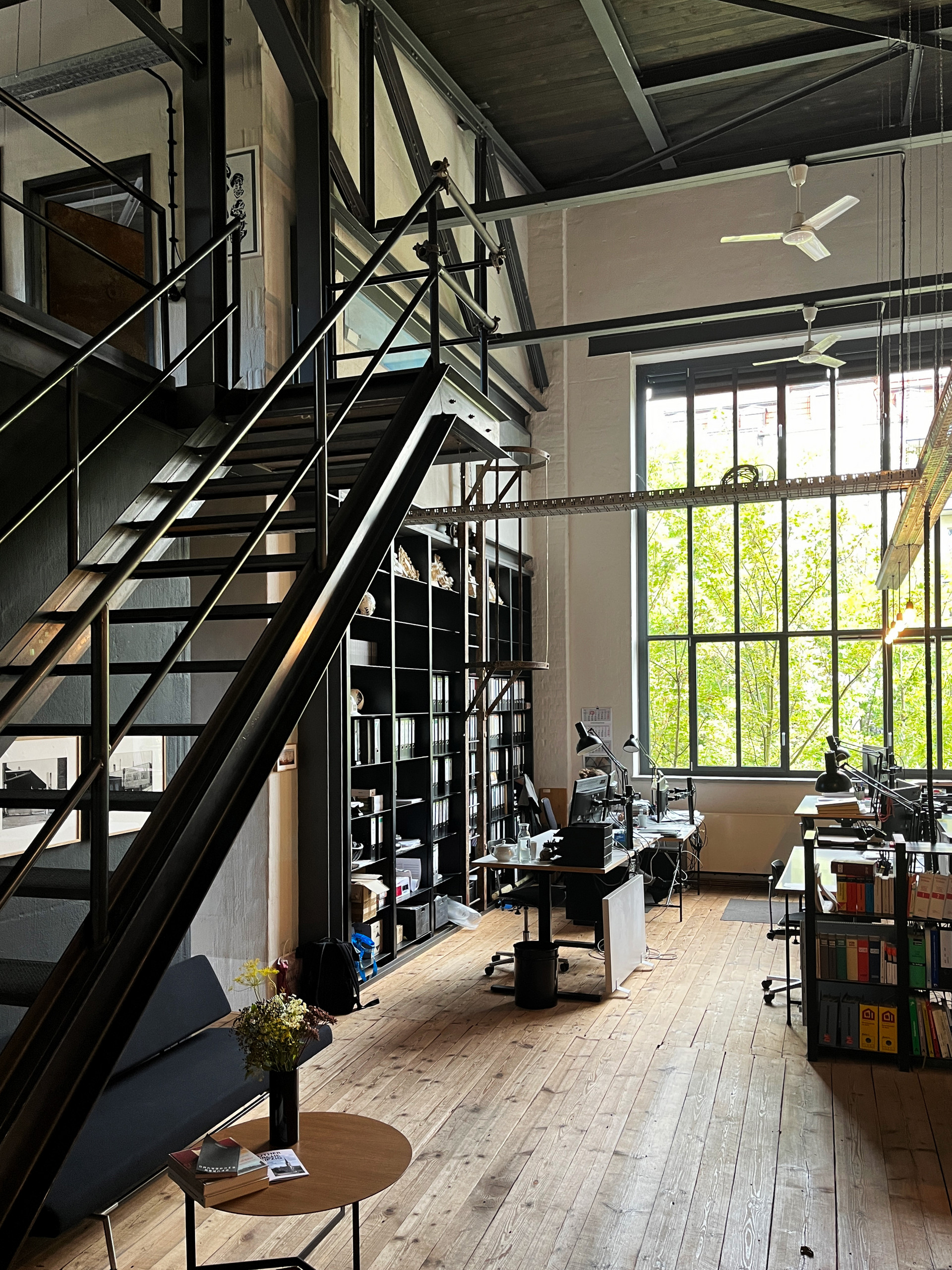 Aufnahme des Innenraums im Leipziger Büro von W&V Architekten mit Treppenaufgang