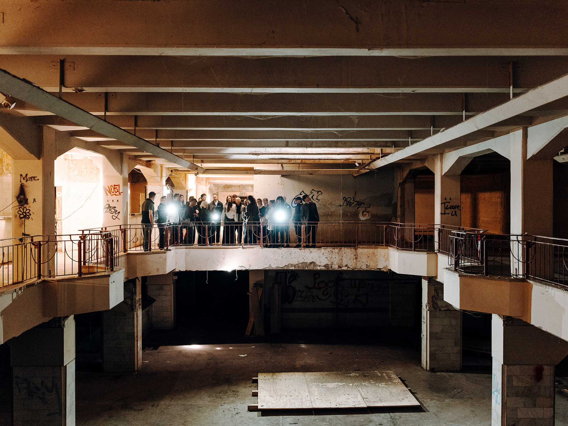 Team von W&V Architekten auf der Baustelle im ehemaligen Bowlingtreff im denkmalgeschützten Bestand