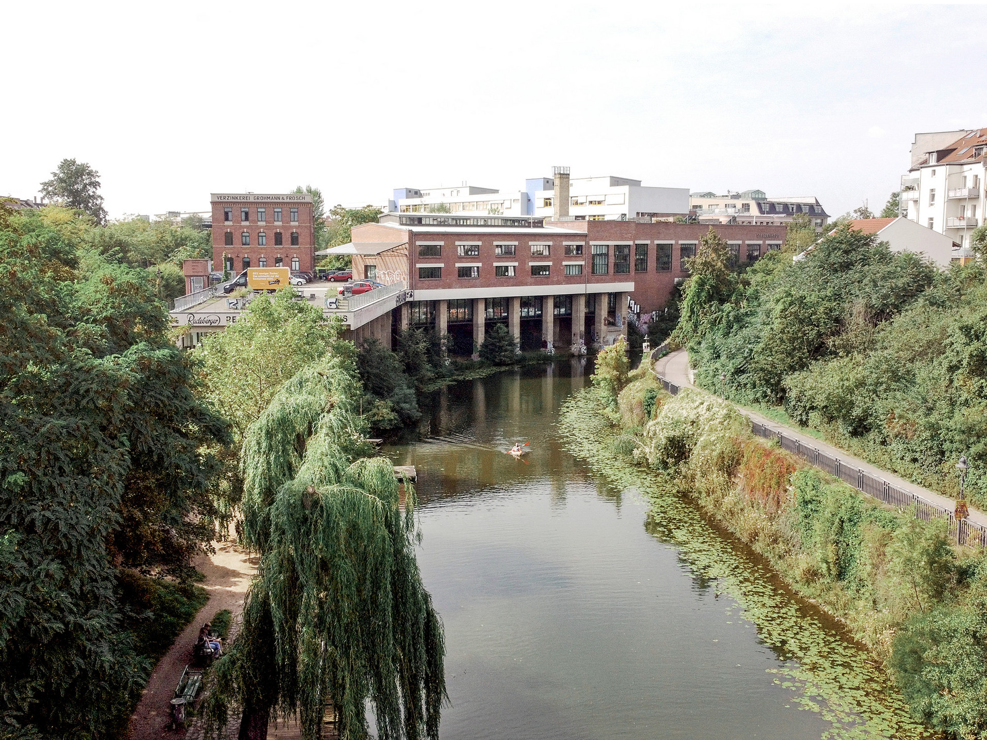 Drohnenaufnahme des Stelzenhauses am Karl-Heine-Kanal in Leipzig mit Bürostandort von W&V Architekten