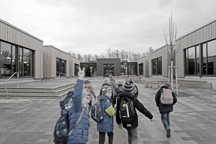 Fertigstellung und Eröffnung Schule