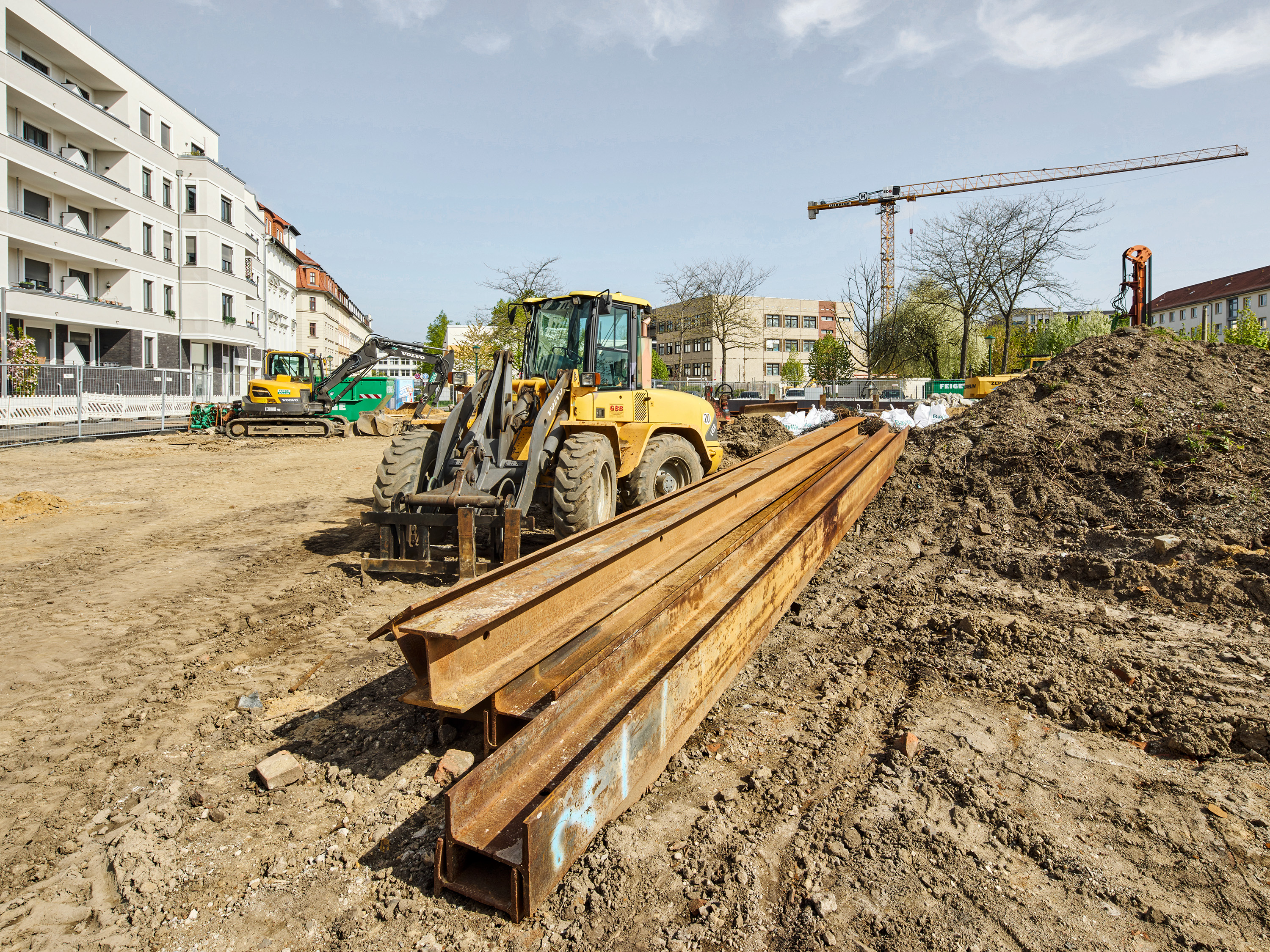 Radlader auf dem Baufeld an der Judith-Auer-Straße in Leipzig-Reudnitz zum Baustart des Wohnungsneubaus.