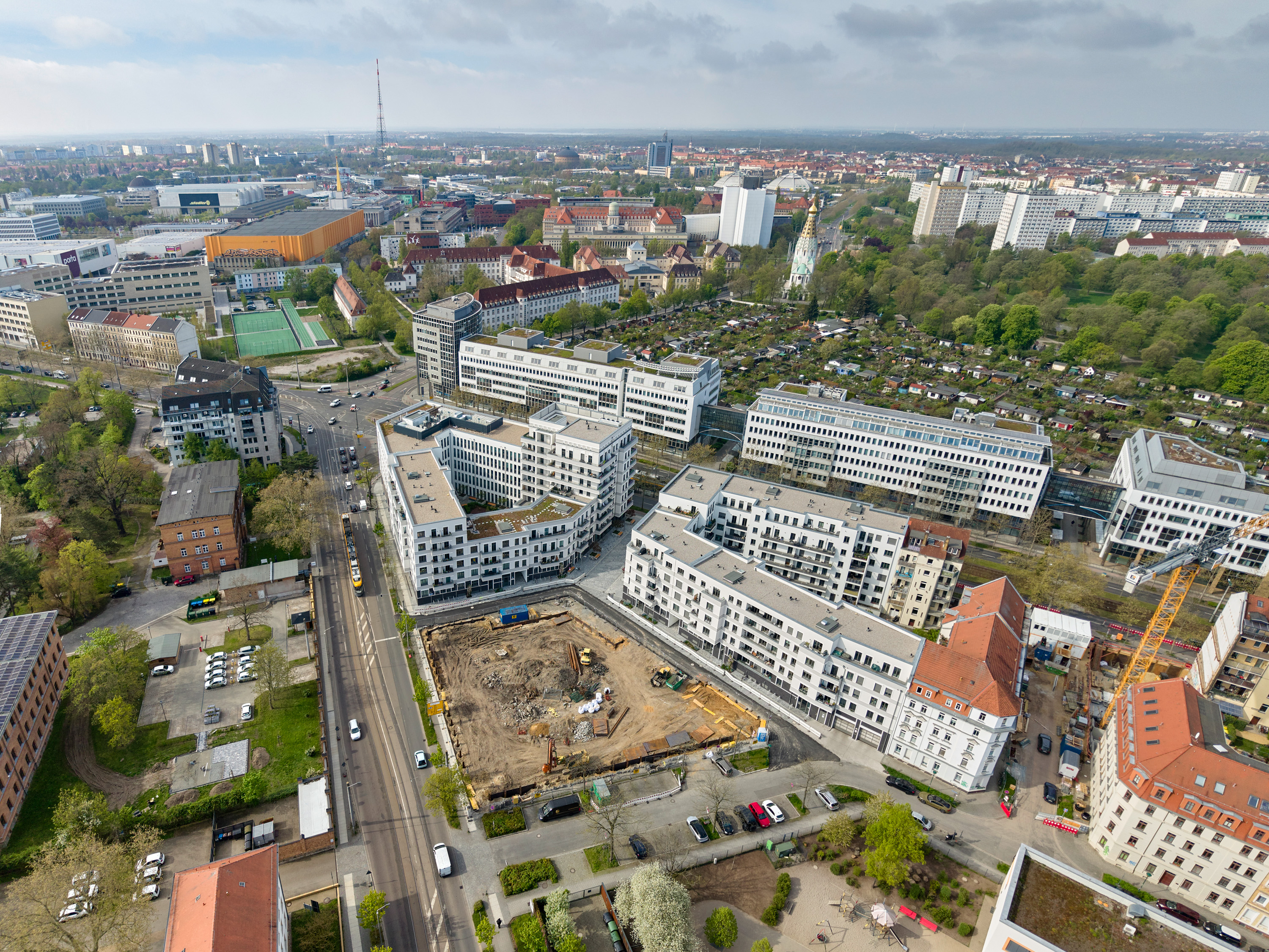 Drohnenaufnahme des Baufelds an der Judith-Auer-Straße in Leipzig-Reudnitz mit Blick Richtung Innenstadt.
