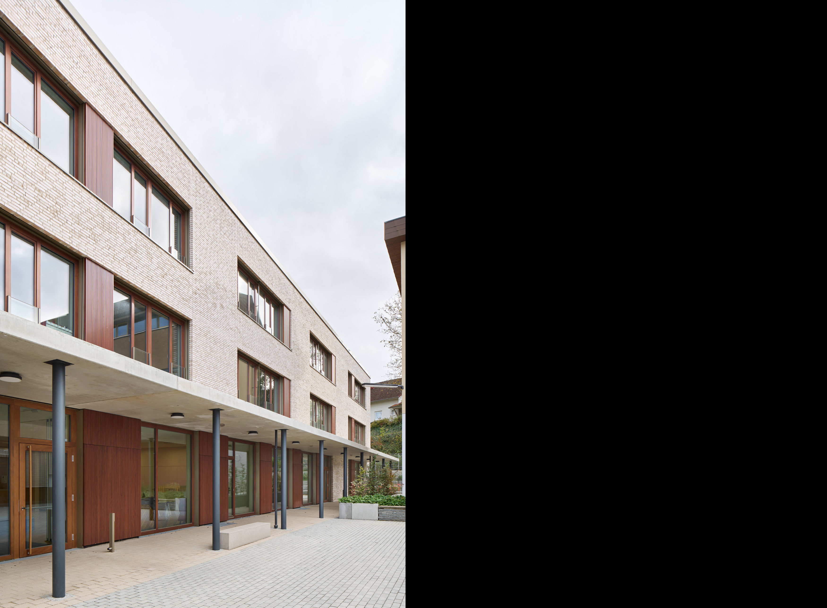 Klinkerfassade der Grundschule Endingen mit Arkade, Stützenreihe und großen Fensterflächen